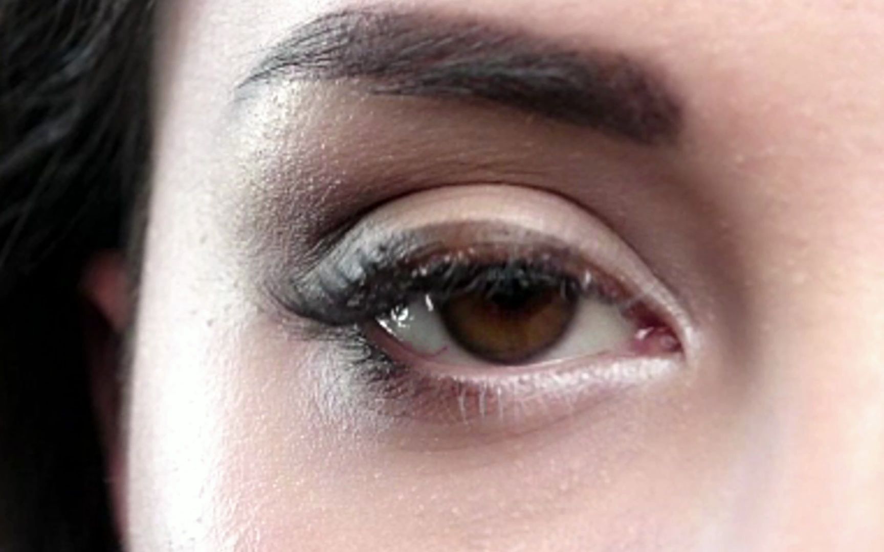 深邃的大眼睛炯炯有神