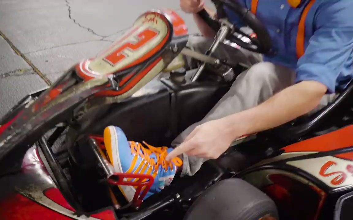 [图]Blippi Explores A Go Kart _ Fun and Educational Videos For Kids