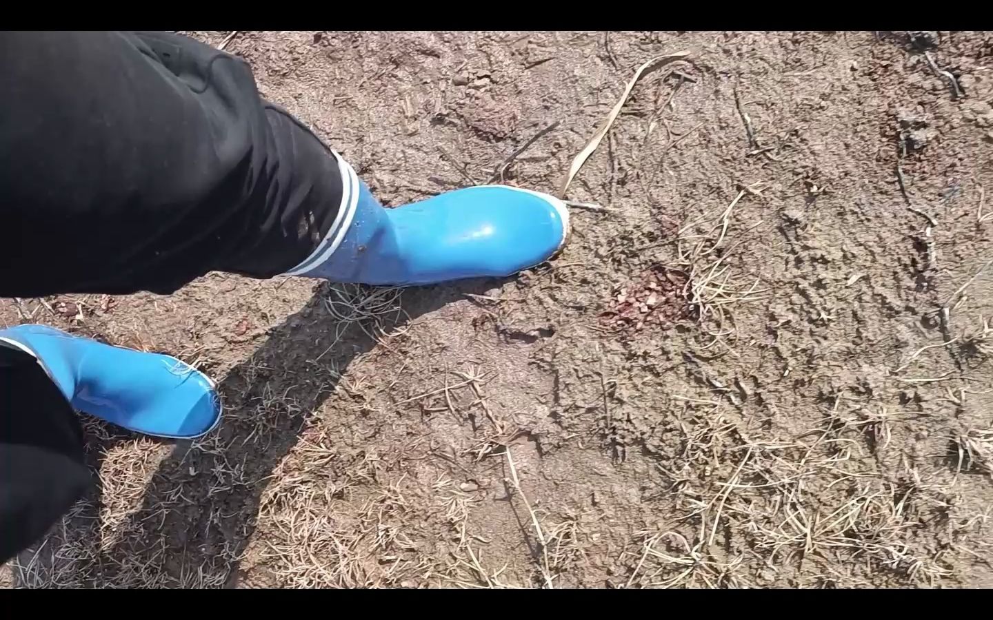 深蓝色雨靴河边踩泥 3