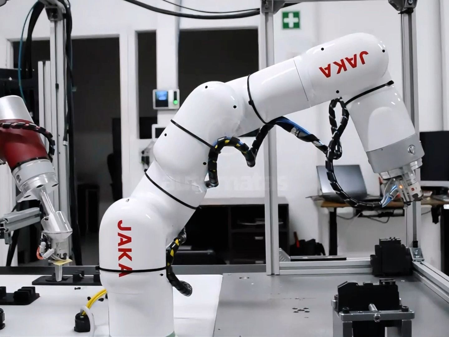 节卡机器人激光打标上下料解决方案