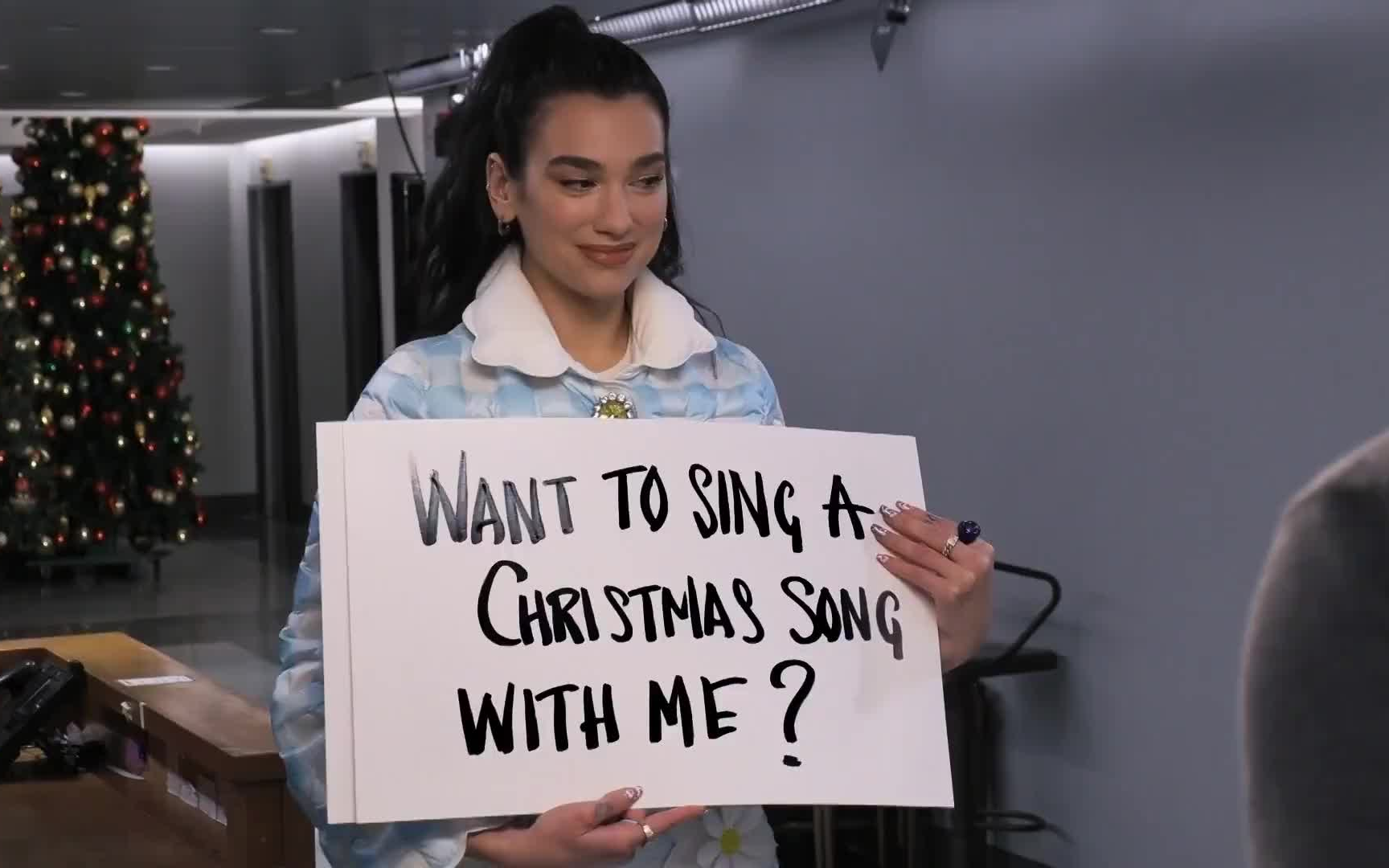 [图]【啪姐现场】《Christmas Is All Around》Dua Lipa & Jimmy Fallon