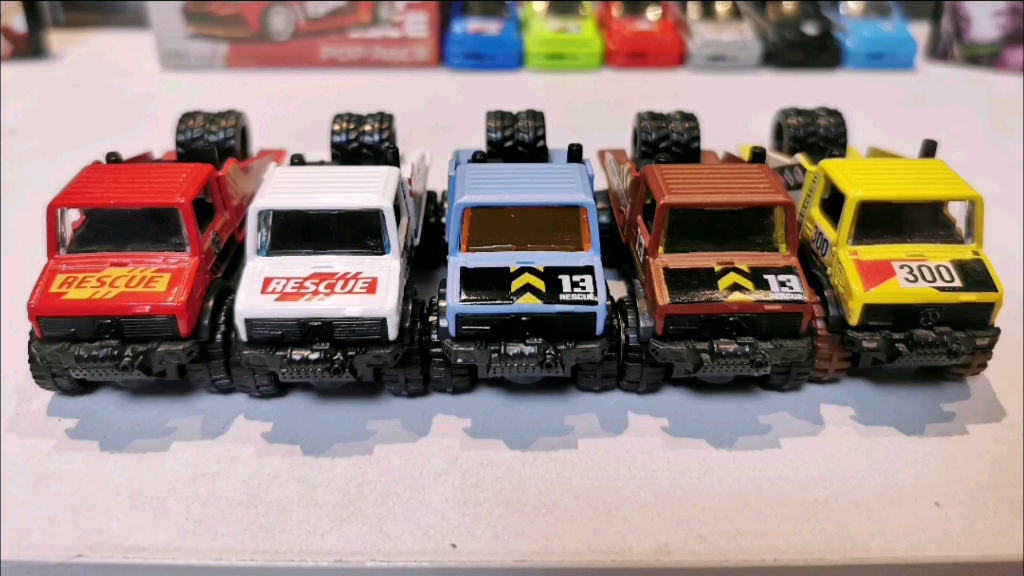 大卡车普卡小套拆卡!#模型 #风火轮 #赛车 #奔驰#乌尼莫克