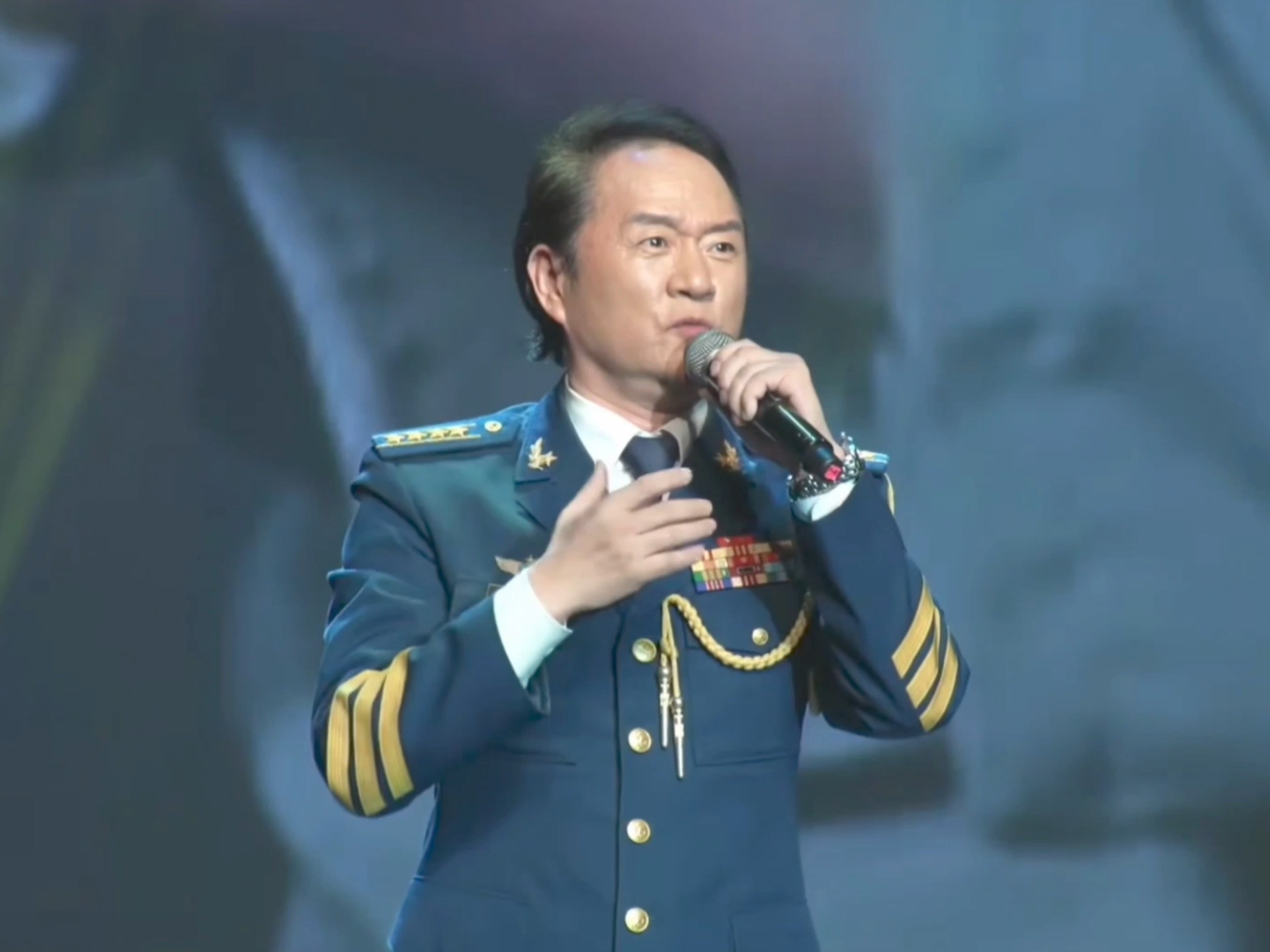 空政文工团副团长陈小涛 倾情献唱《德高行远》昂扬歌声展风骨 高尚