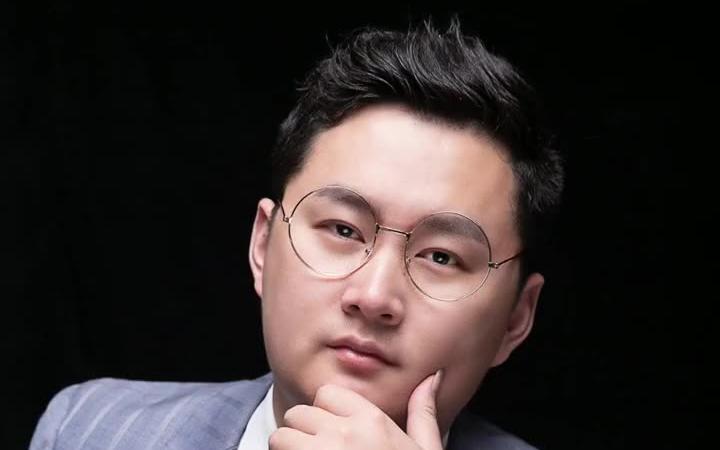 素人形象照第三集,这次是一位帅哥,你们觉得他像谁?