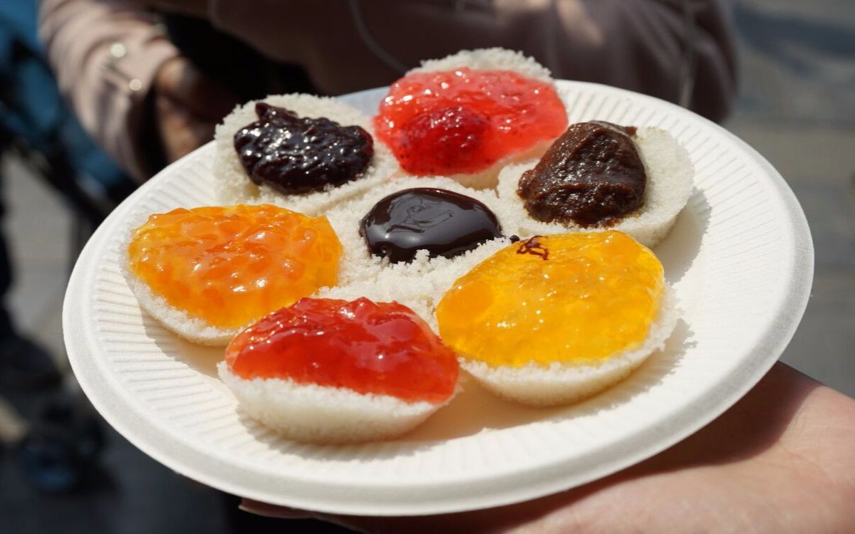 【大世界-天津】天津最怪的小吃,名叫熟梨糕却没有梨,蒸1分钟放十多种