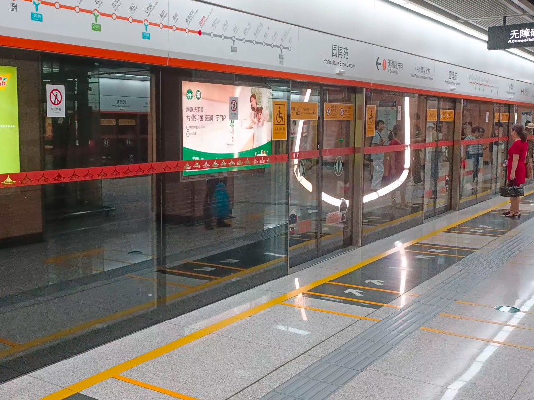 嘉庚号列车进入园博苑站