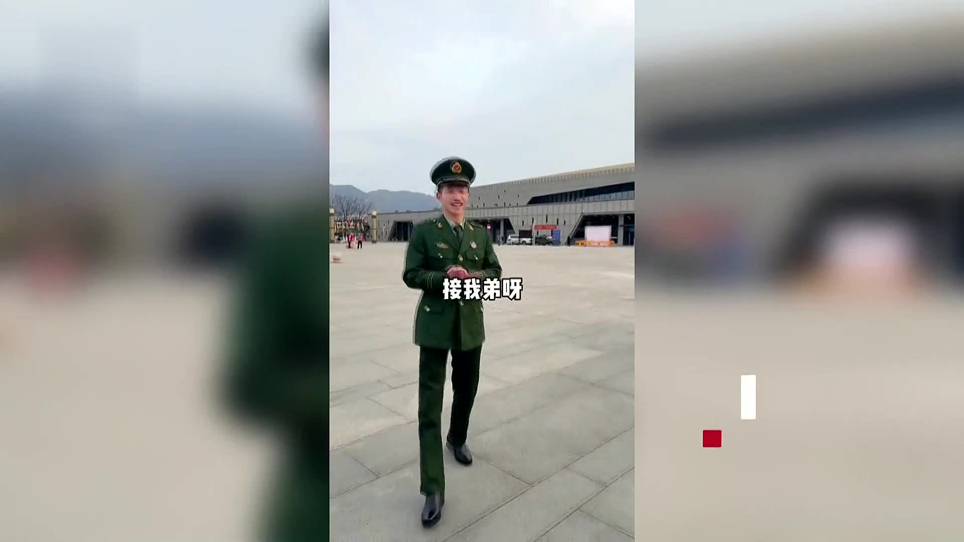 [图]是兄弟！是战友！兵哥哥迎接双胞胎弟弟退伍，2人车站