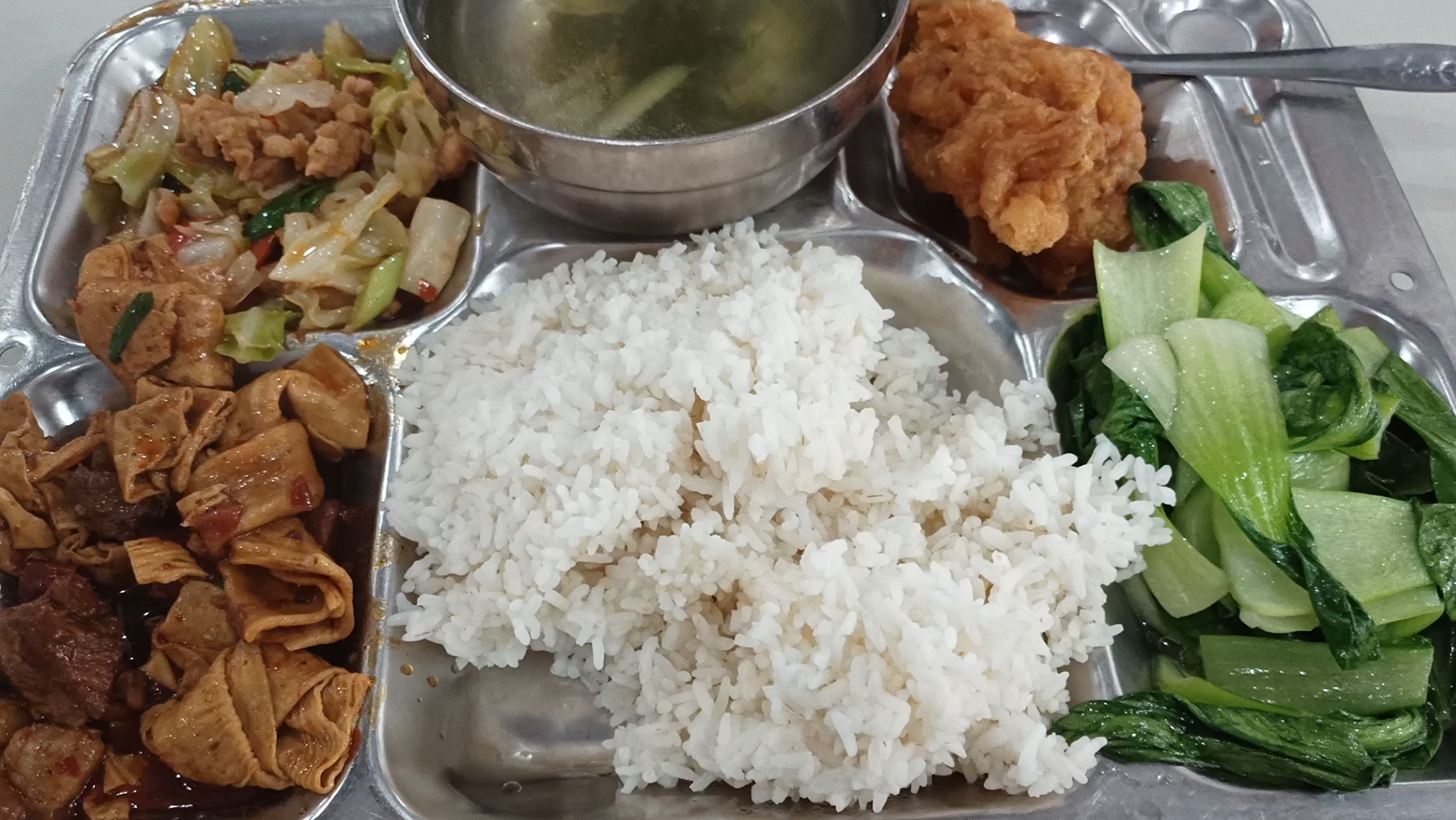 给大家炫一下厂里的饭菜,看看这厂子咋样