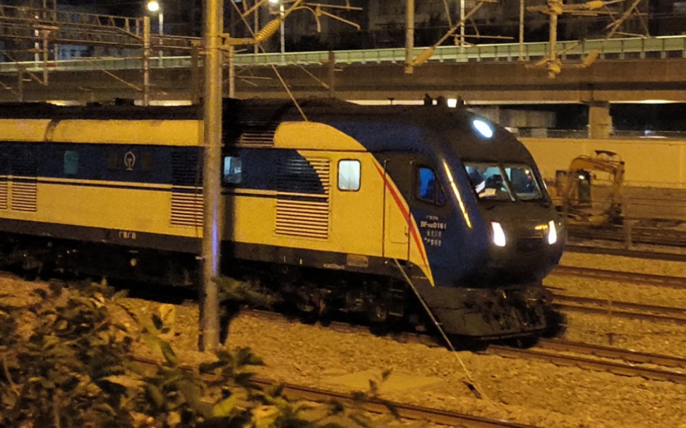 [铁路] 东风11g-0161,0167号牵引z384次(长春至海口)通过广州市德康路