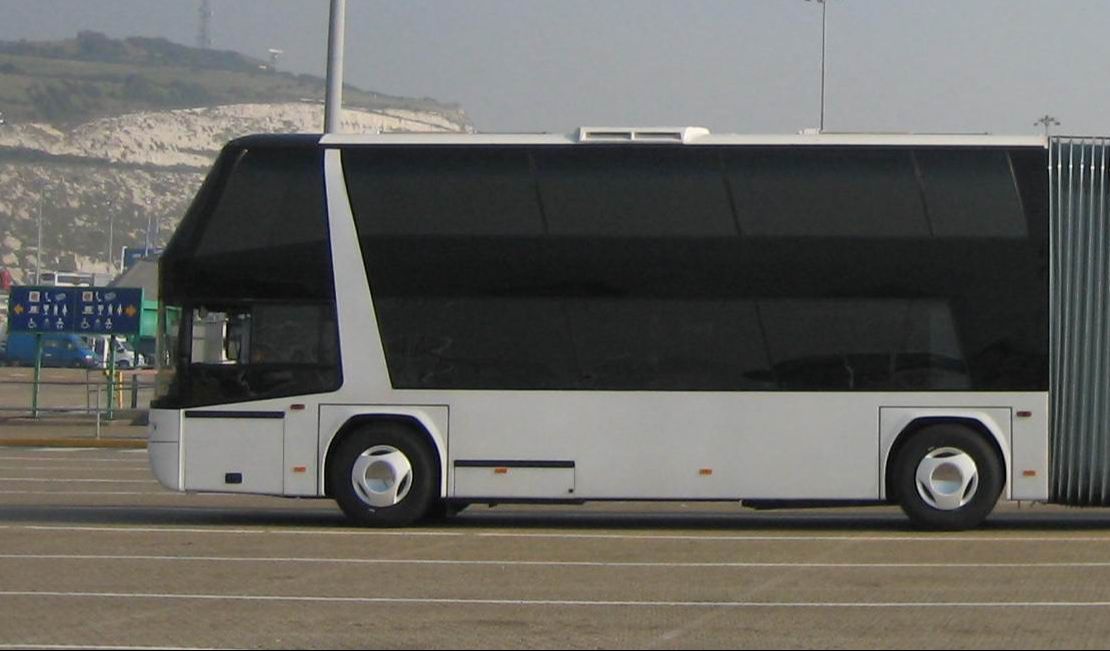 乘坐十分罕见的德国尼奥普兰巨型巡洋舰[jumbocruiser]双层铰接式公路