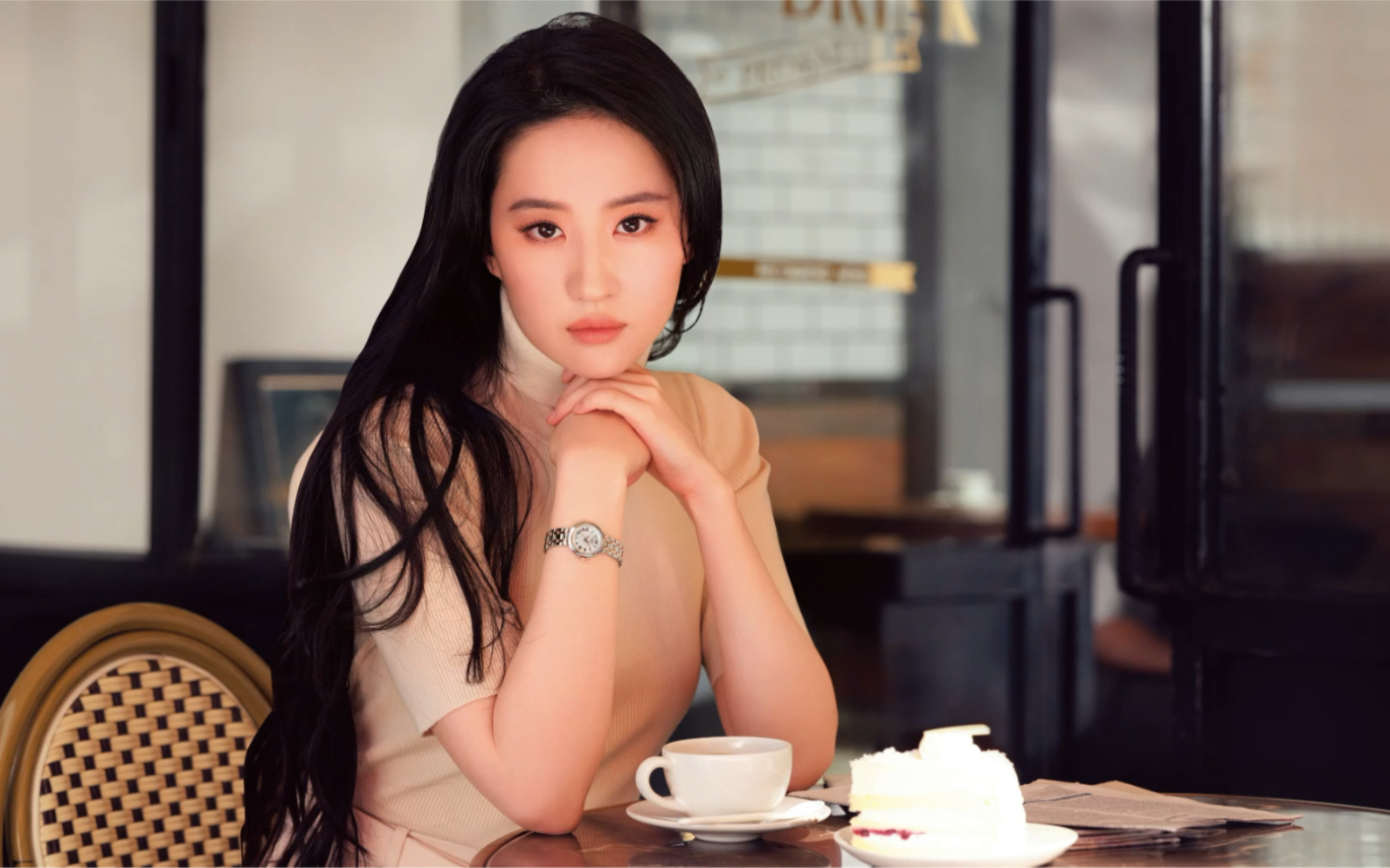 大女主刘亦菲佩戴天梭小美人闪耀登场!