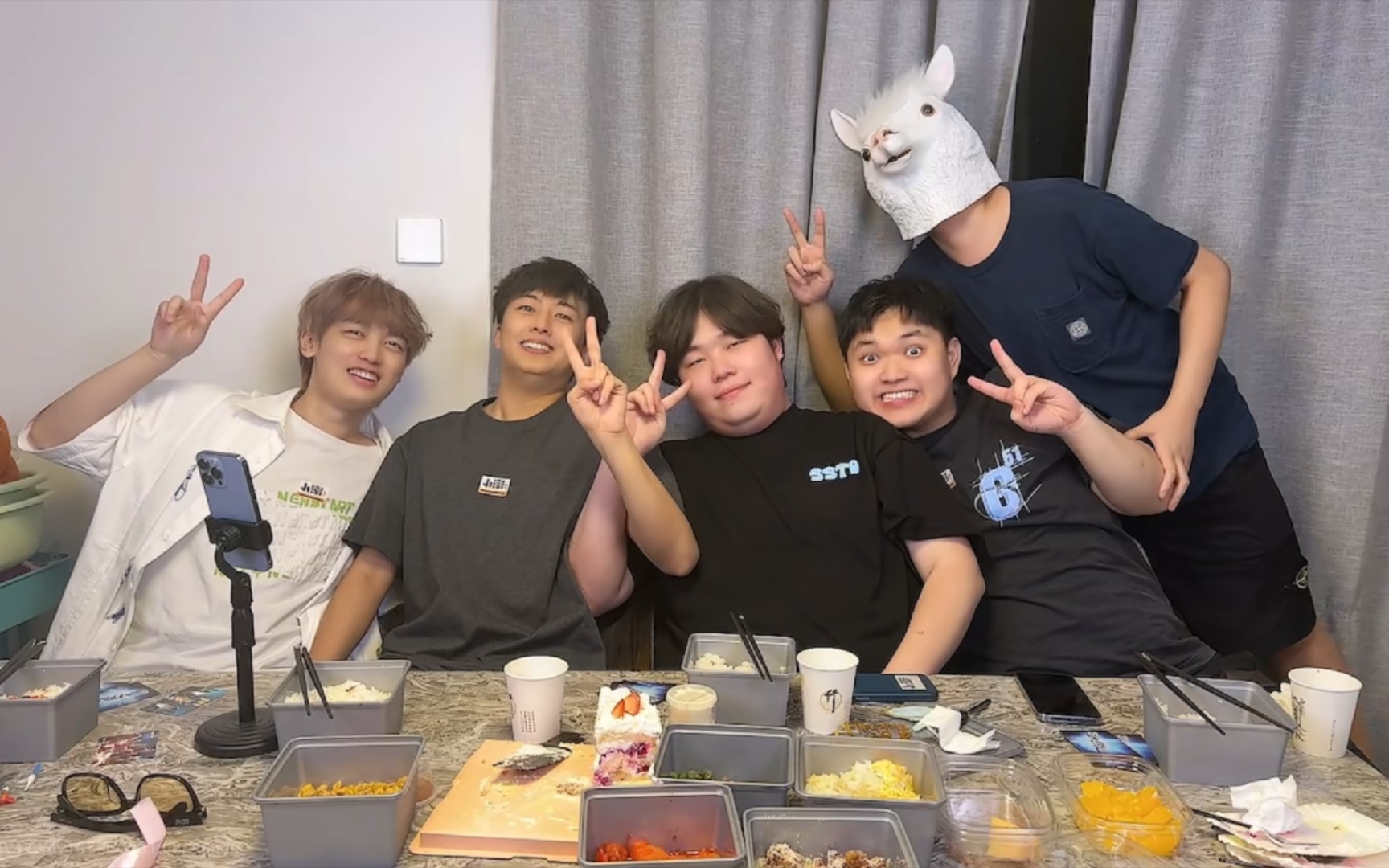 小潮team温馨向全家福感谢观看