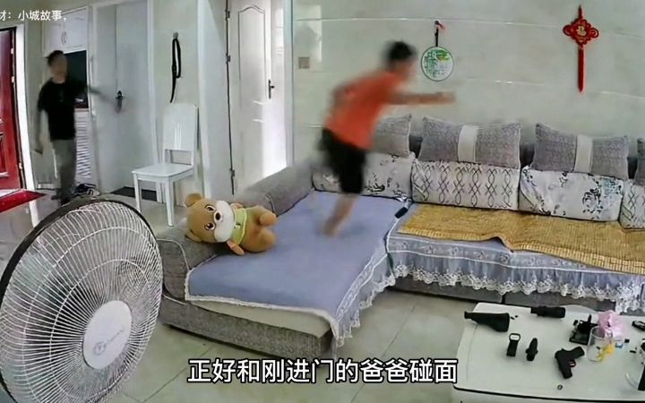 [图]影帝小孩如何偷偷看电视#离谱_#满级小孩_#搞笑