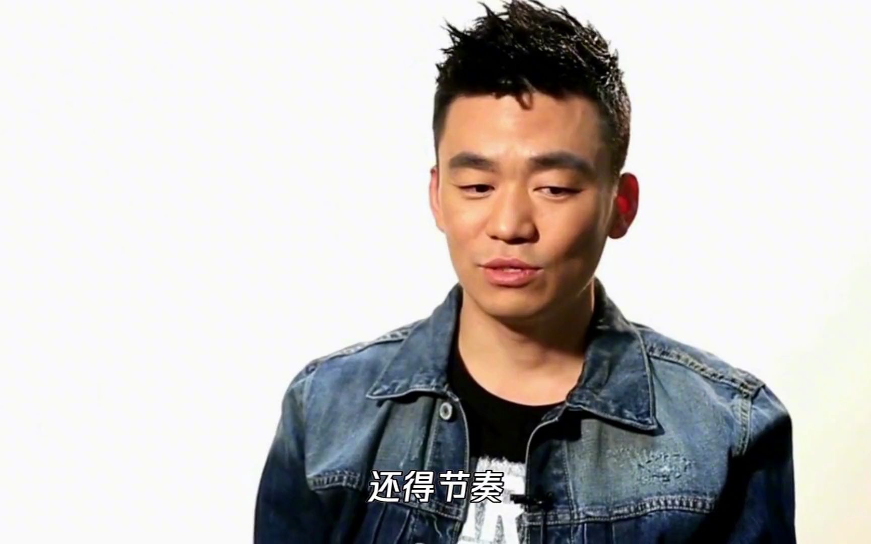 王宝强懒理女友成被执行人,回河北为家乡代言,给乡亲们表演戏剧