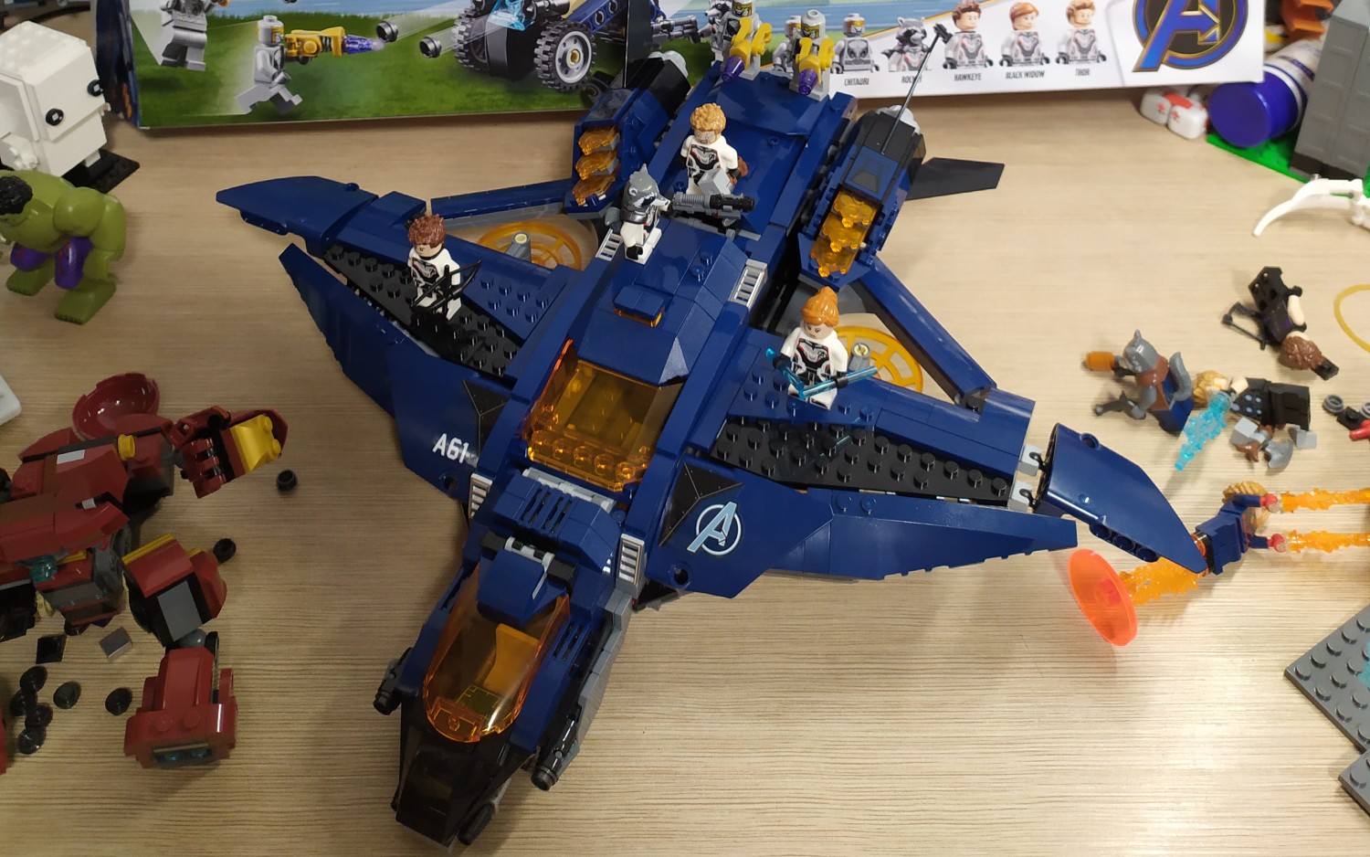 阿辰看着搭乐高76126复仇者联盟昆式战斗机