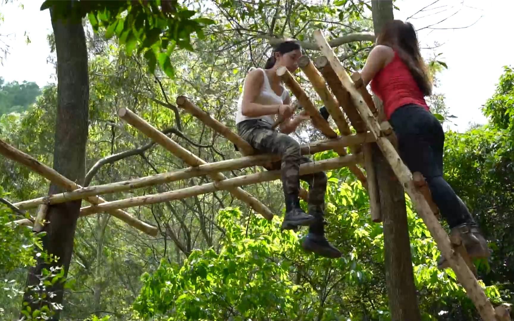 两个美女原始丛林荒野求生这样房屋能抵挡野兽吗