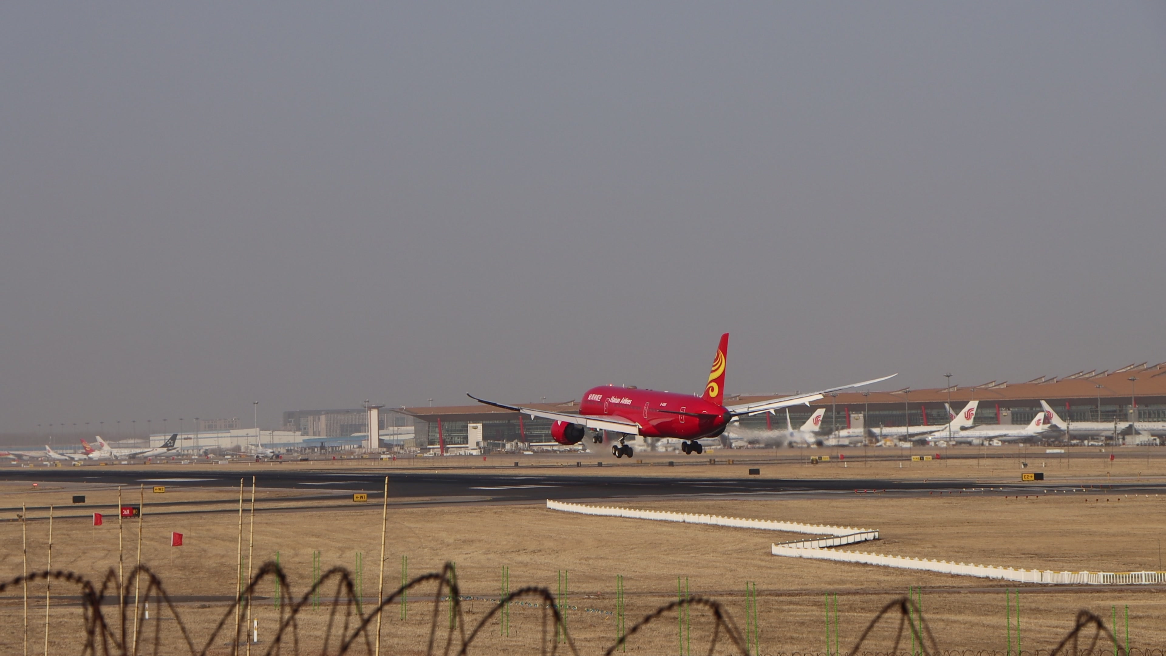 北京首都国际机场36r跑道-海南航空大红肠