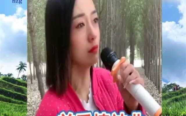 [图]美女含泪演唱《我在想你你在哪》，妹子思念远方的人，唱哭有情人