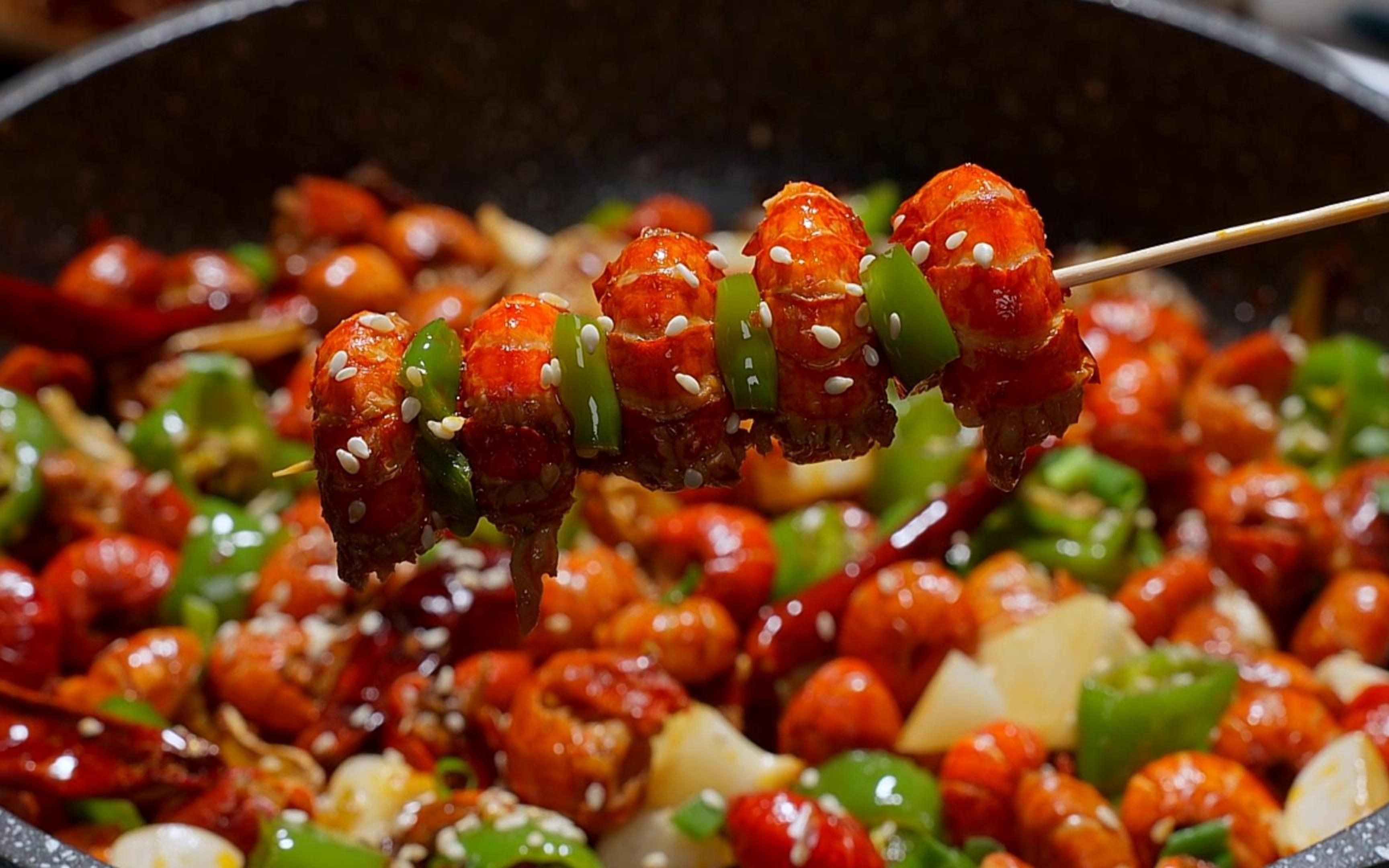 爆炒麻辣龙虾尾香辣入味颜色红亮看看都流口水