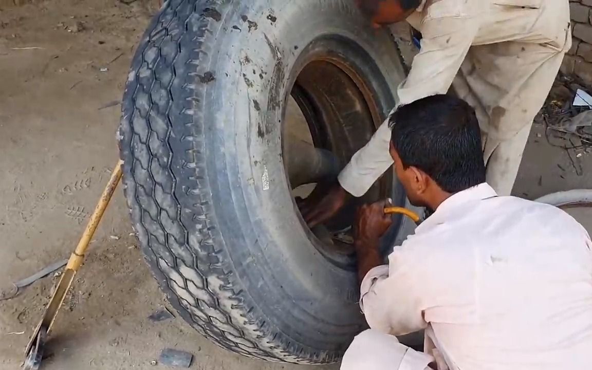 巴铁路边摊火补卡车轮胎技术,环境虽差但工艺精湛,完美修复轮胎