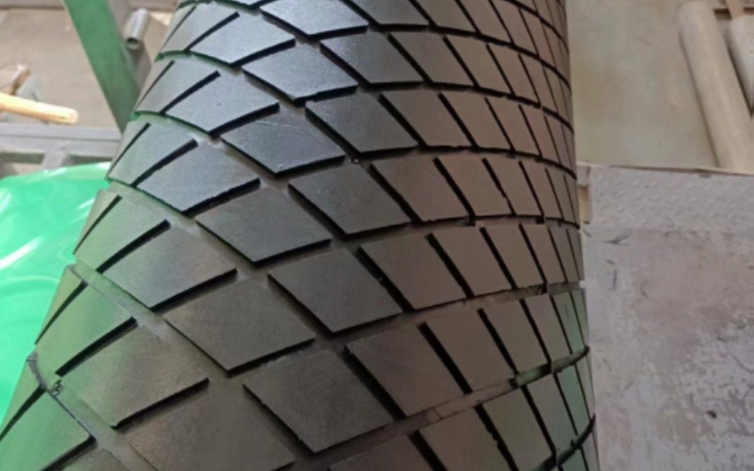 2米宽菱形胶板 滚筒包胶胶板 冷粘滚筒包胶厂家