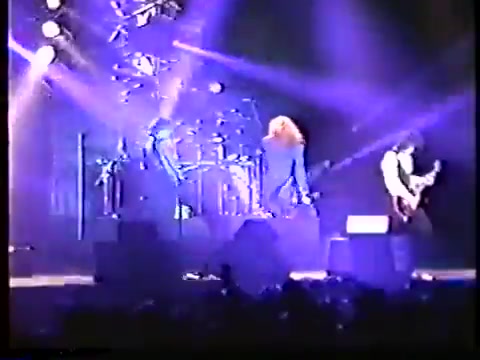 [图]Jimmy Page与原白蛇乐队、深紫乐队主唱David Coverdale 1993年日本名古屋演唱会现场实录，这两位摇滚乐界的传奇人物带来了耳目一新的表演！