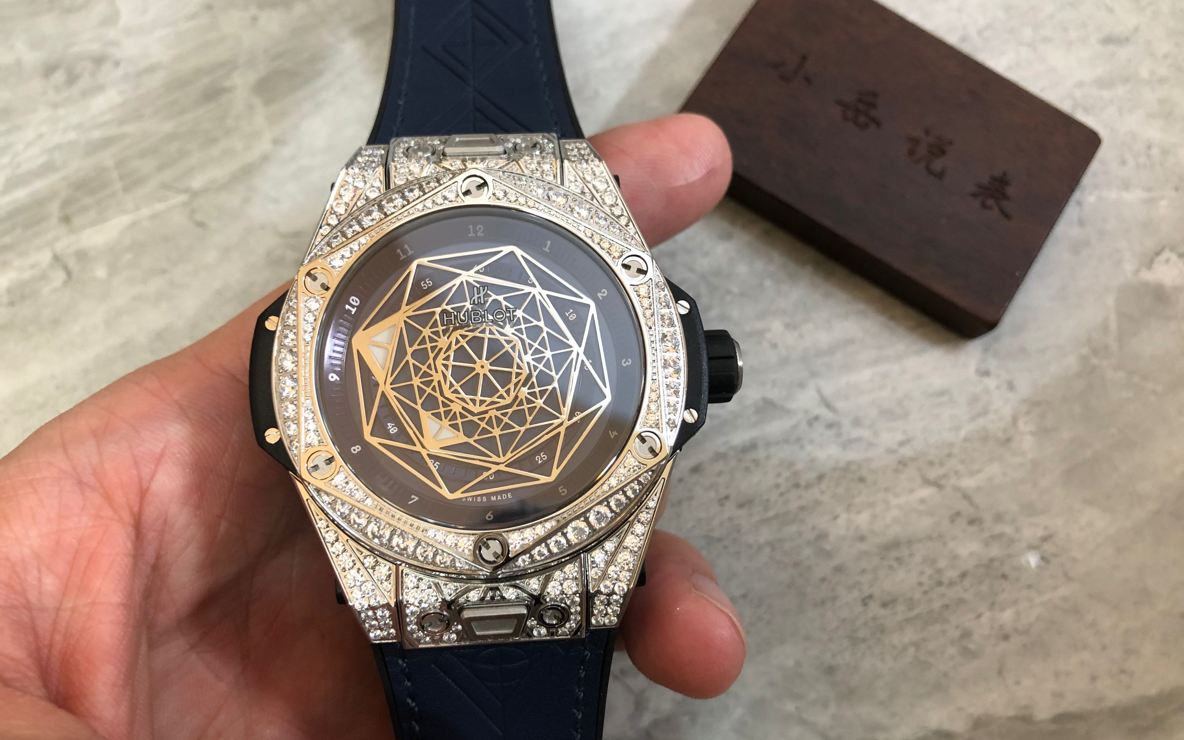 hb宇舶表满钻刺青系列机械男表搭配