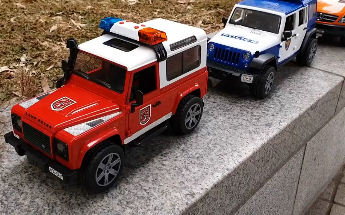 警用吉普车与工程车玩具有序排队行进展示