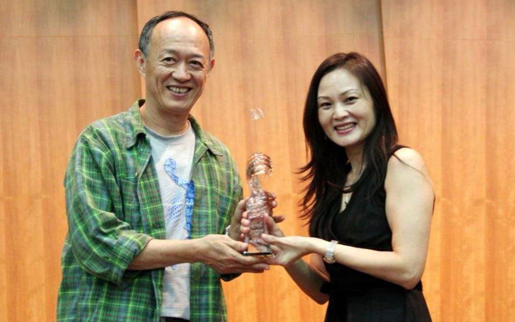 金士杰是如何邂逅小25岁女友?一封情书道出真相,金士杰谈老婆