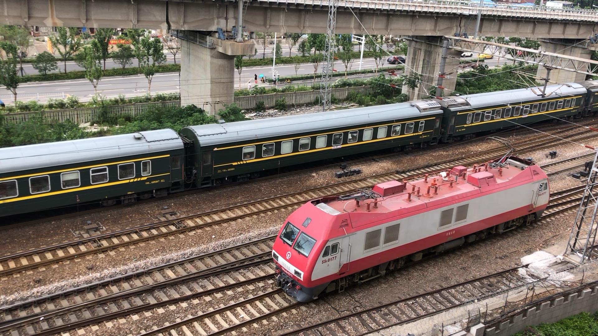 6月7日蛤王ss9-0001牵引1227次列车过白宫大酒店机位