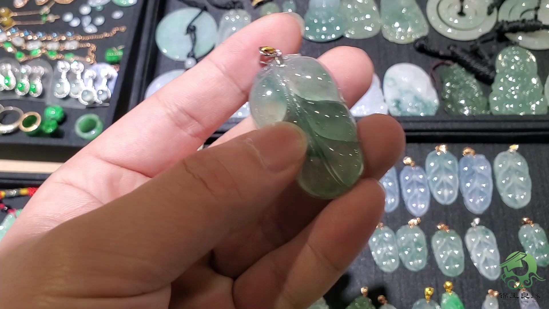很多翠友喜欢看翡翠直播,这些直播的吊坠在平常的镜头下表现怎样