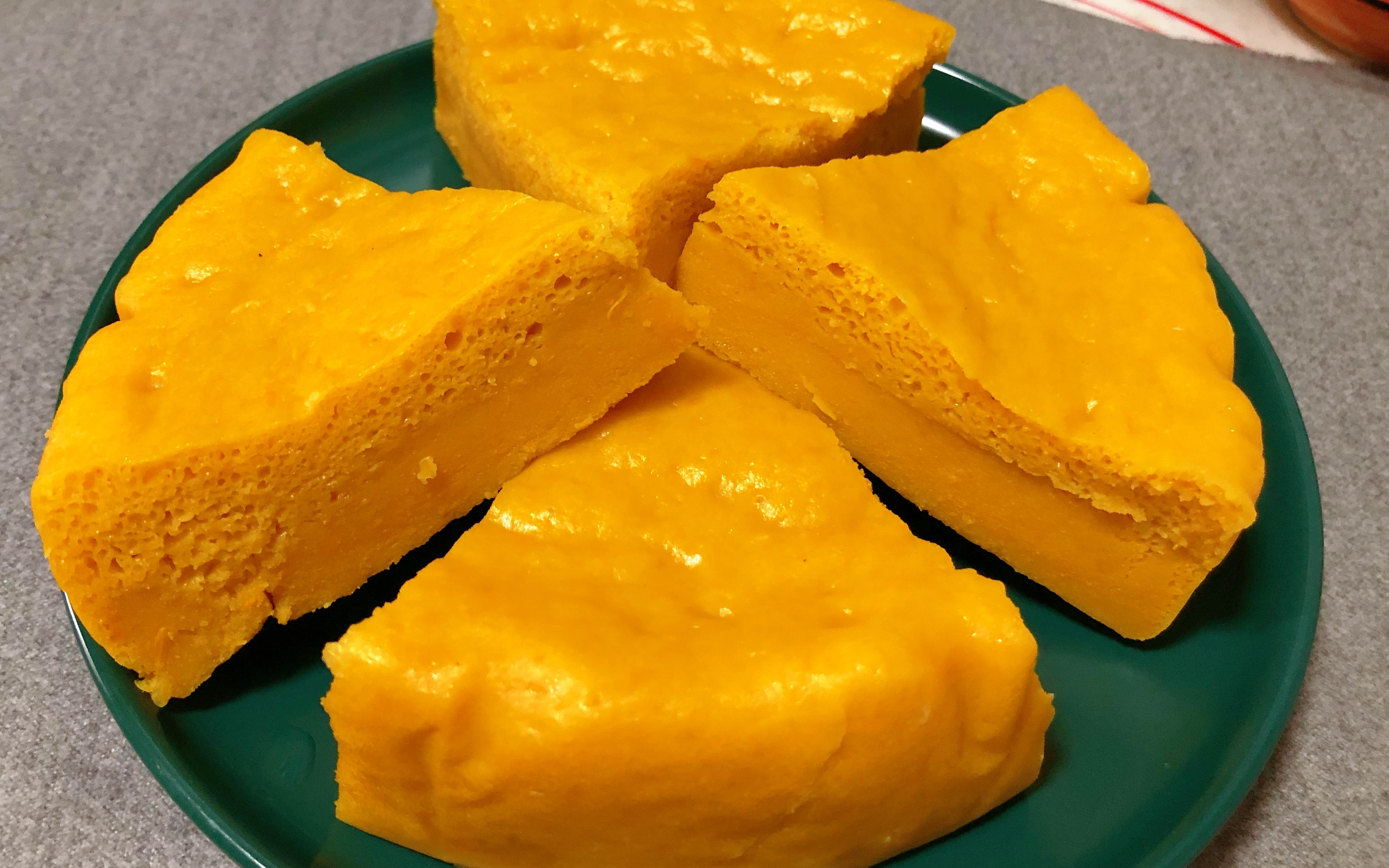 南瓜马拉糕,色泽金黄,松软有嚼劲,筷子一搅,比包子馒头好吃