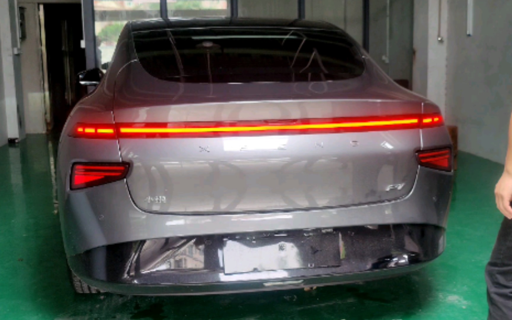 又是小鹏p7电动尾门