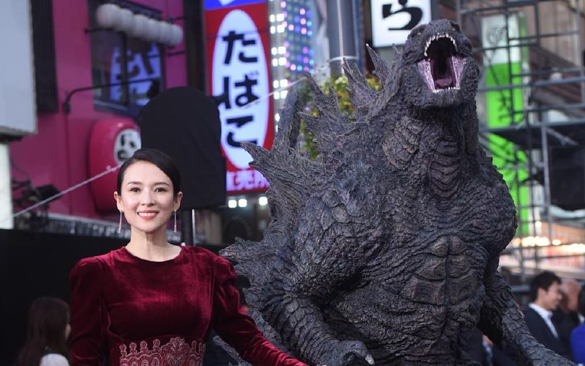 章子怡红丝绒礼服亮相《哥斯拉2》日本首映礼,哥斯拉雕像超抢镜