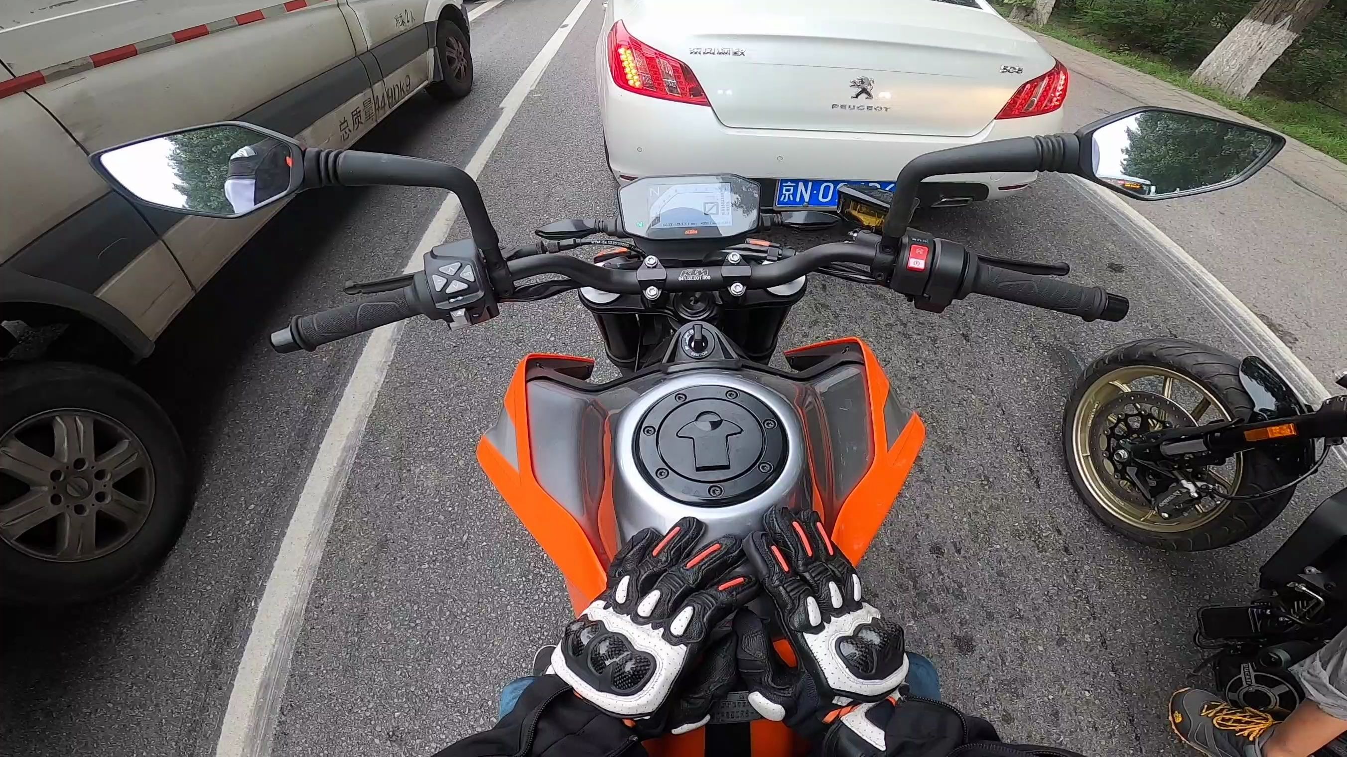 ktm 790duke 這周進山下雨又扎胎,沒啥素材,先給大家表演幾個等紅燈吧