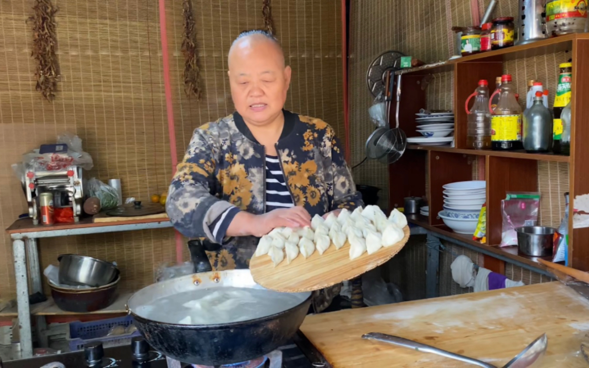 手工韭菜鸡蛋素水饺,吃一次想一天,真香哔哩哔哩bilibili