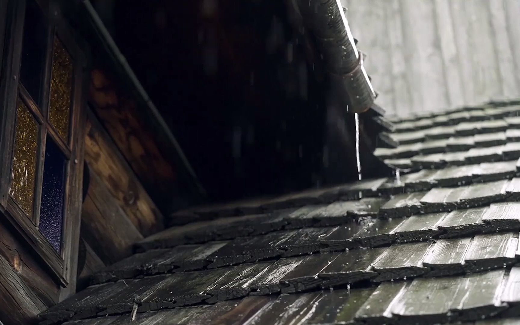 【真实雨声】雨落在木质的屋顶上