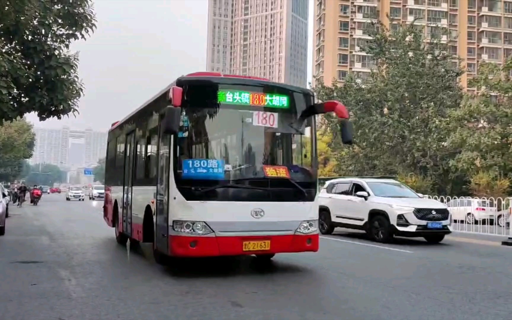 天津公交651路城厢东路站进出站&天津长客运业180路通过城厢东路站