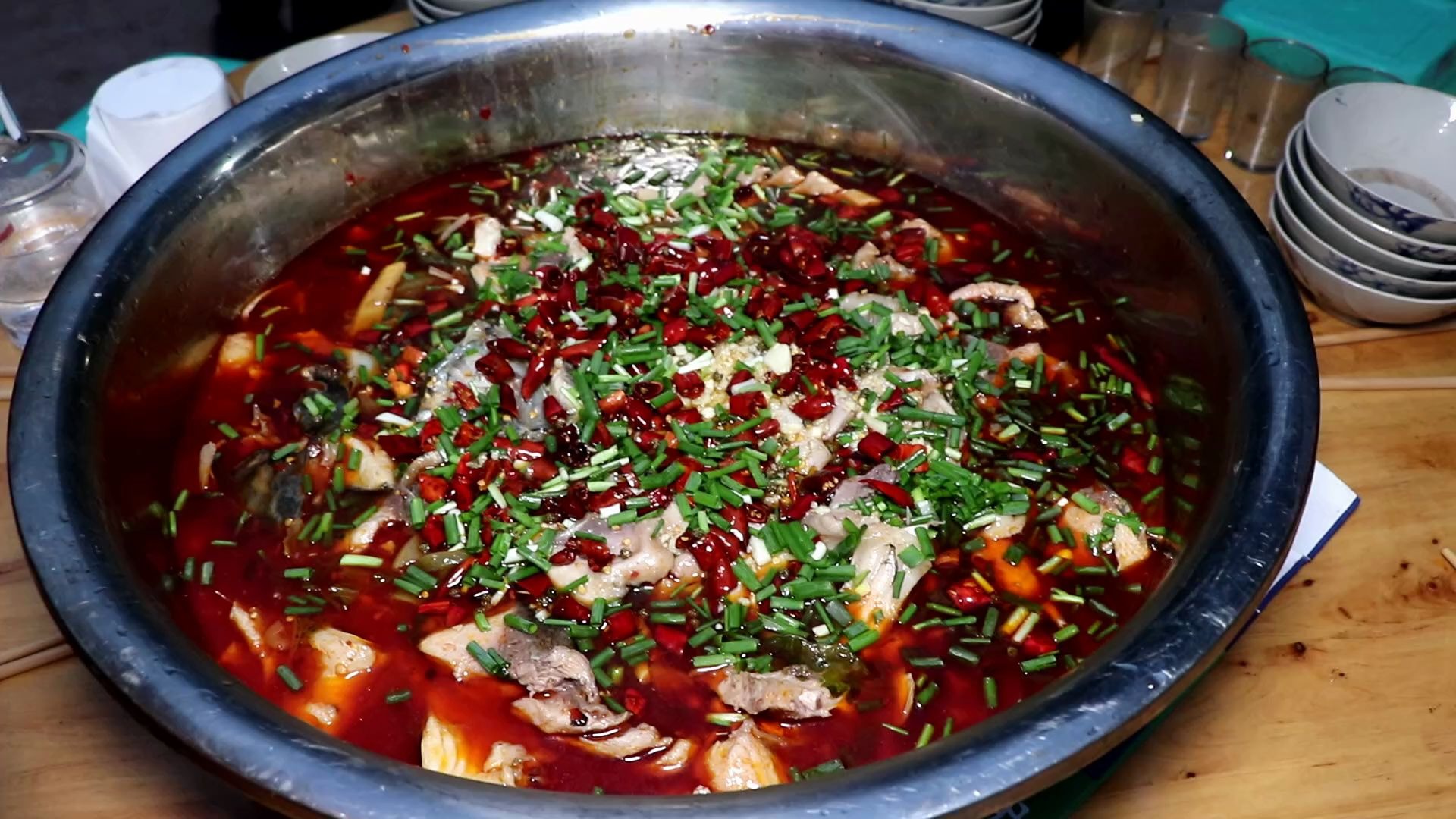 菜籽割完了,杨队长煮了1大脚盆麻辣鱼犒劳大家,这样吃鱼真过瘾