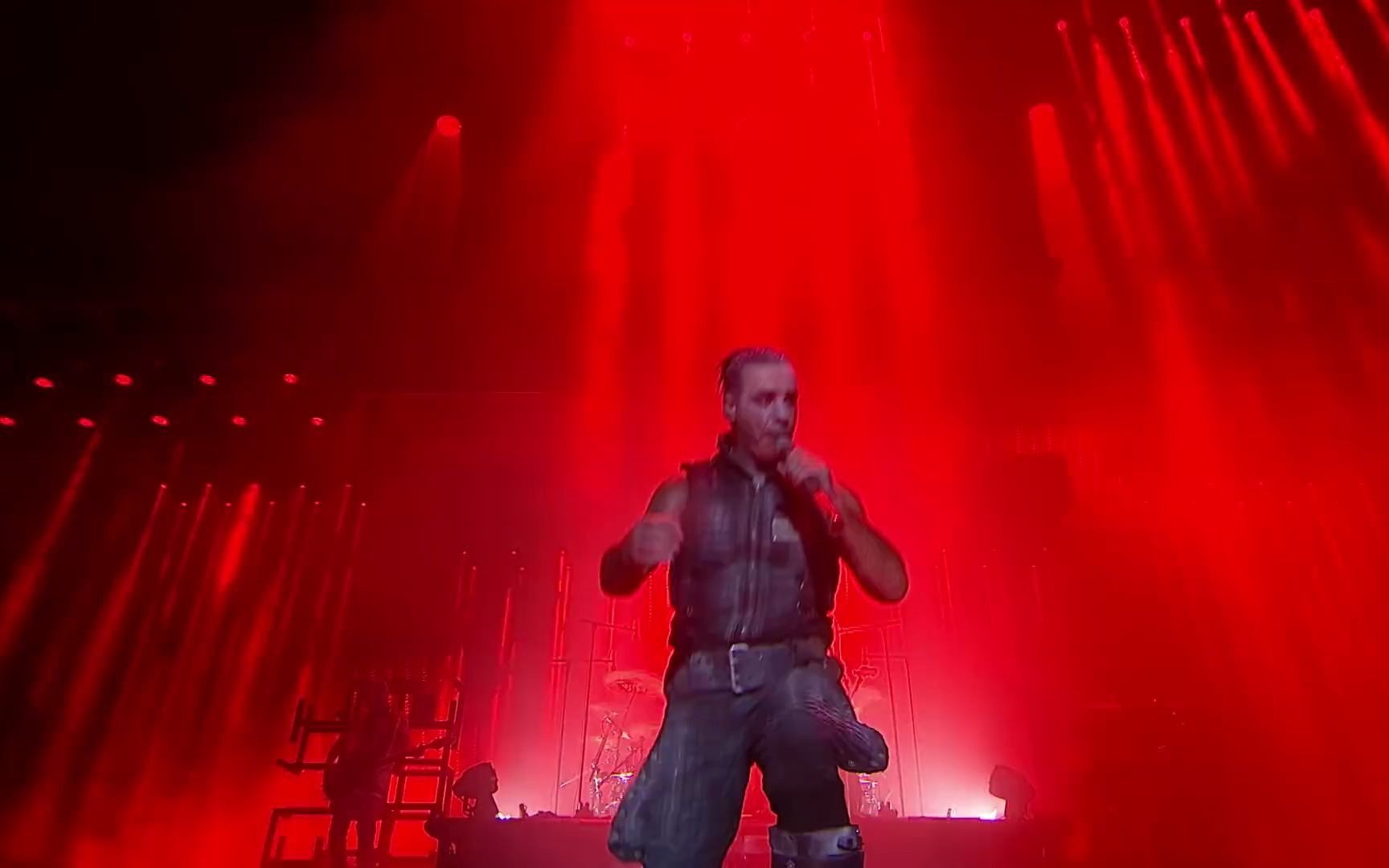 [图]Rammstein - Mein Herz brennt (2016年英国下载节)