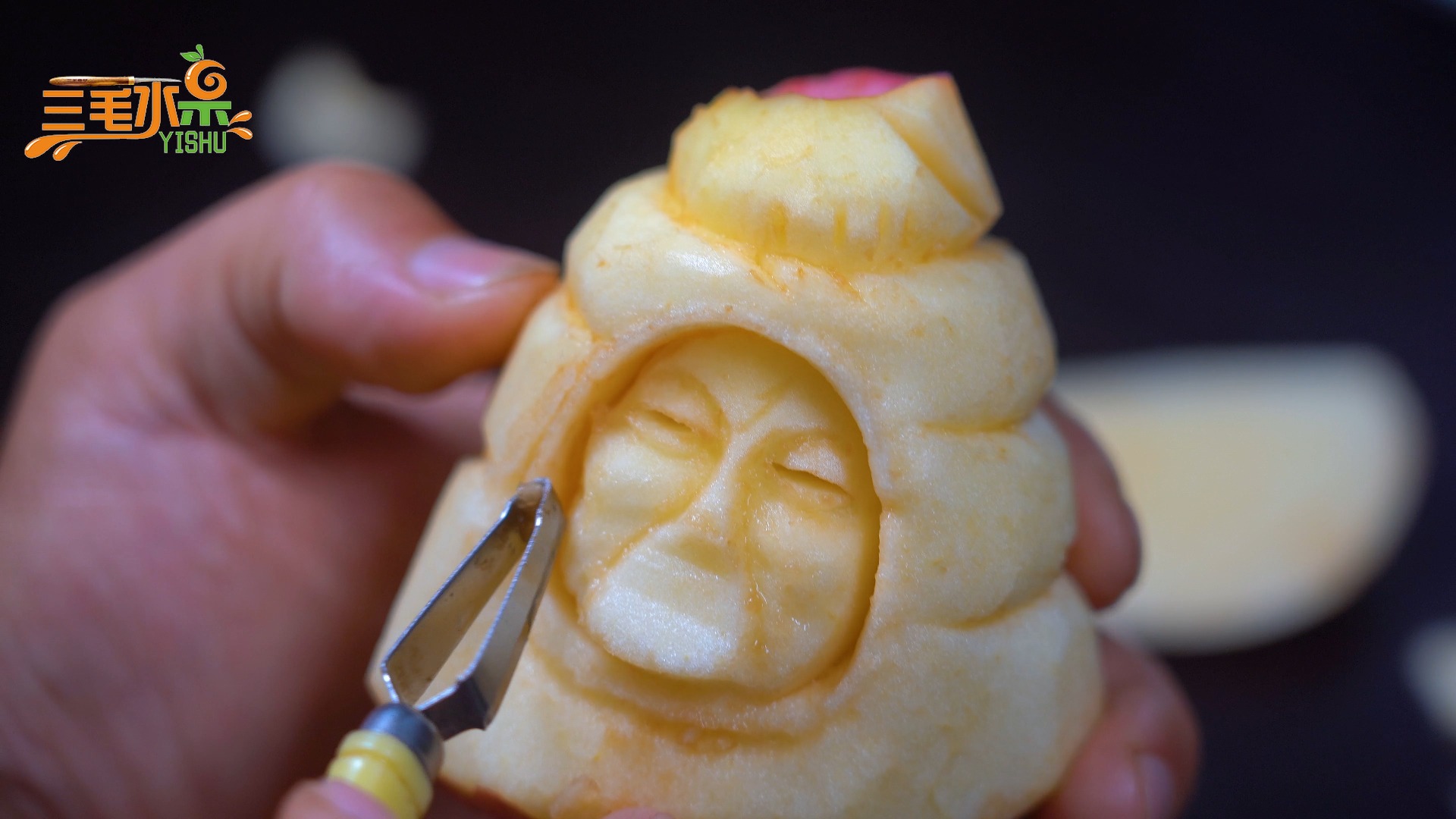 粉丝:师傅请用苹果雕刻出千万up小潮院长的样子!