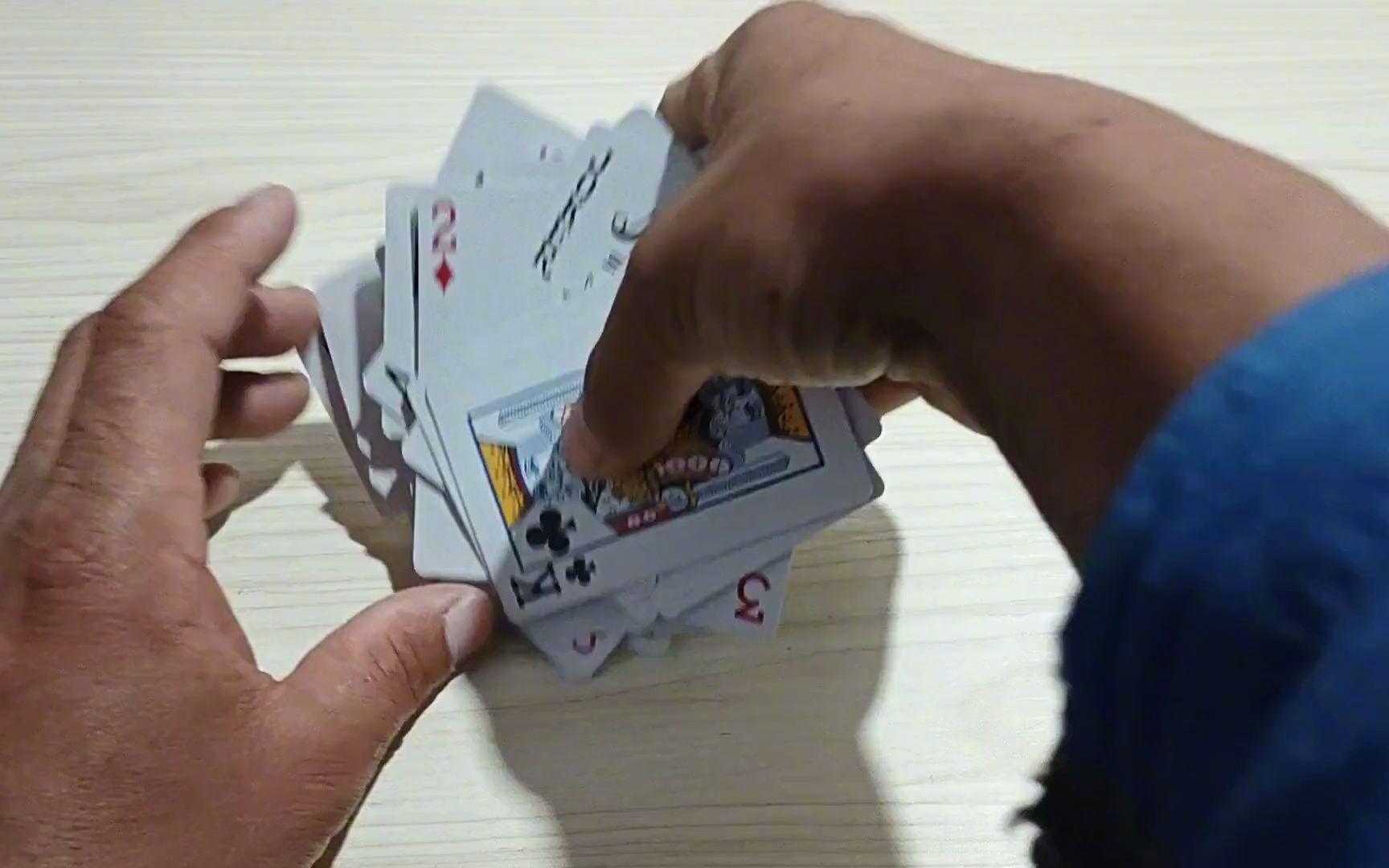 这才叫高手打牌,三个k拆的真给力,手拿两炸全都用上.