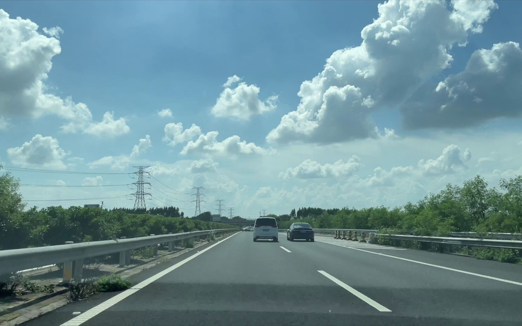 广东省内自驾片断-路上风景-model 3 启用autopilo 前往湛江的高速上