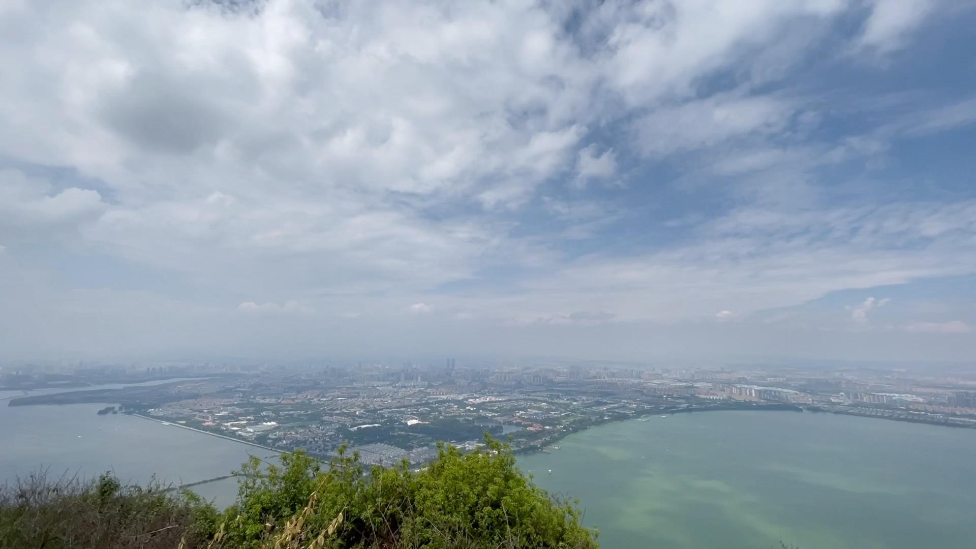 鸟瞰昆明城区,滇池