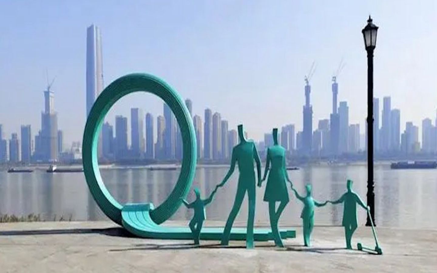 一孩变三孩!武汉江滩一家三口雕塑变五口,专家:为宣传三孩政策