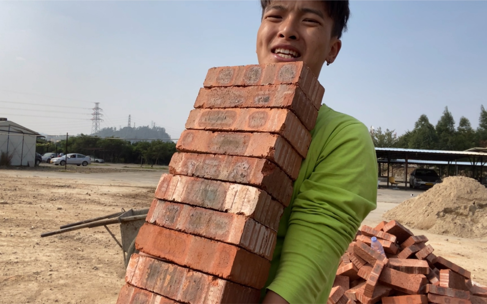 今天搬砖不狠明天地位不稳一碗热干面加一碗肠粉真不错