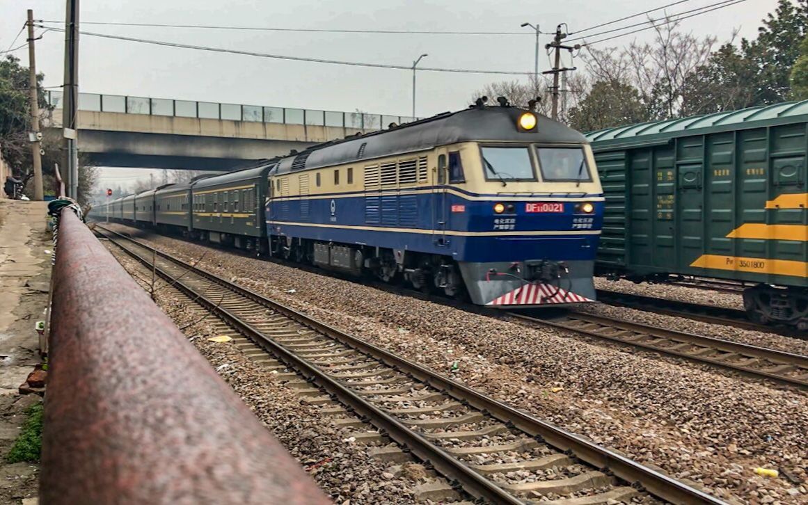 上局合段df11内燃机车0021号机牵引苏州——重庆北t237次列车下行通过