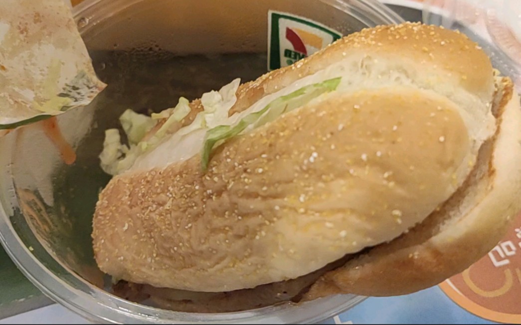 把麦当劳板烧鸡腿堡放进7-11碗里20240711