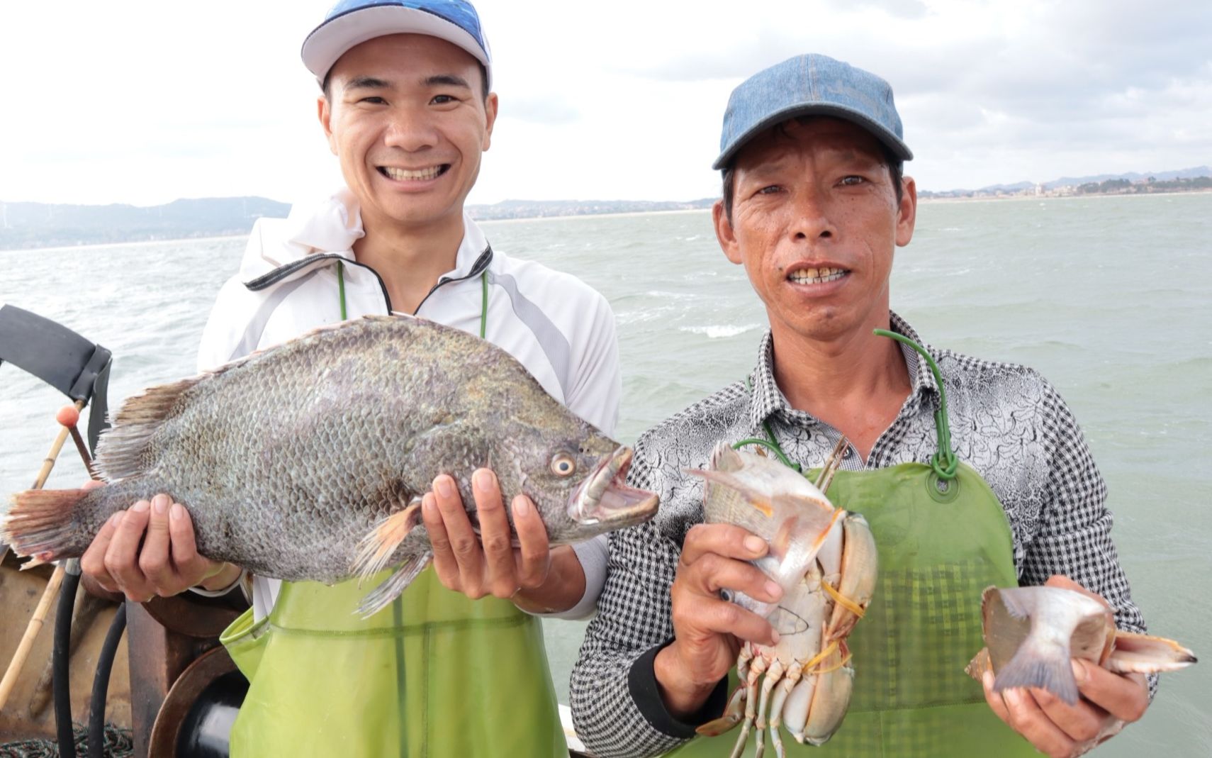 阿烽的粉丝又送来大礼,连忙找阿雄出海抓大货,请网友吃海鲜大餐