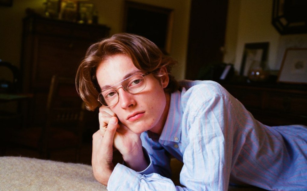 charles de vilmorin"每件衣服都有真实的个性气味……"充满忧郁气息